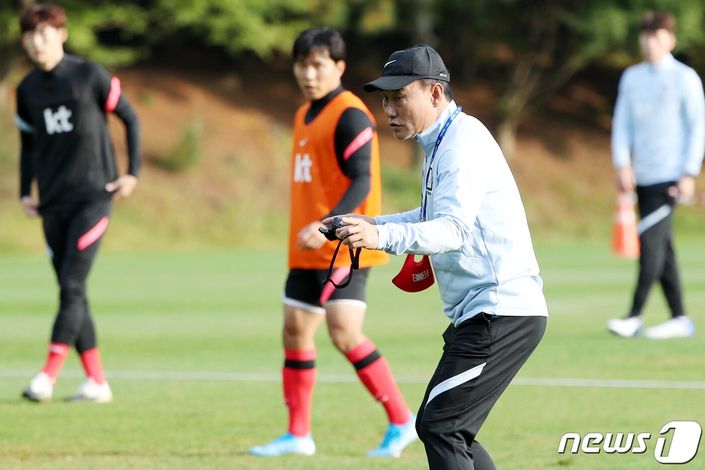 본문 이미지 - 김학범 올림픽 축구대표팀(U-23) 감독이 11일 오후 경기 파주 NFC(축구국가대표 트레이닝센터)에서 훈련을 지도하고 있다. 2020.10.11/뉴스1 ⓒ News1 민경석 기자