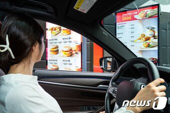 본문 이미지 - 사진은 삼성전자의 스마트 사이니지 활용 이미지 (삼성전자 제공)