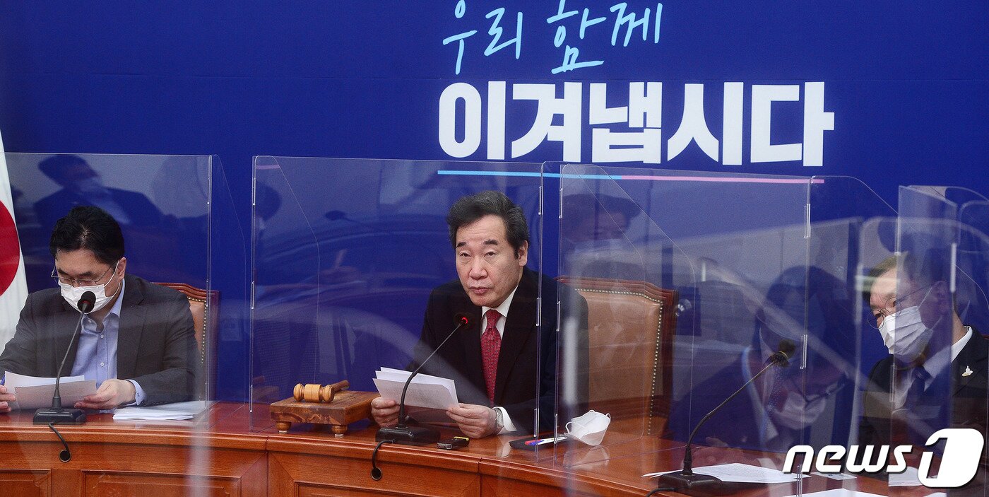 본문 이미지 - 이낙연 더불어민주당 대표가 12일 오전 서울 여의도 국회에서 열린 최고위원회의에서 발언하고 있다. 2020.10.12/뉴스1 ⓒ News1 신웅수 기자