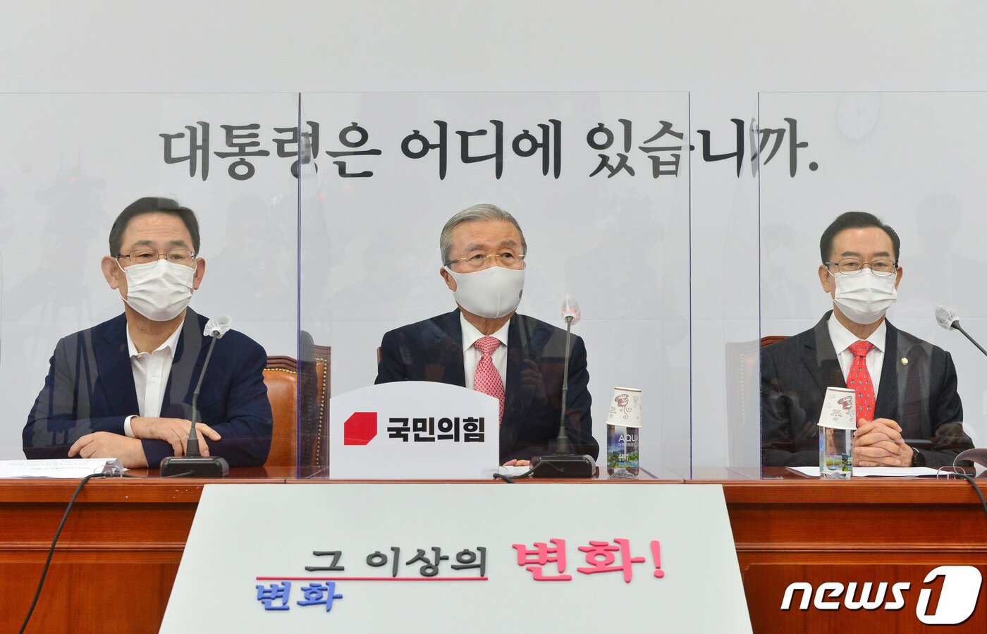본문 이미지 - 김종인 국민의힘 비상대책위원장이 지난 12일 국회에서 열린 비상대책위원회의에서 모두발언하고 있다. 이날 국민의힘은 여권 연루설이 커지는 라임·옵티머스 사건에 대한 특별수사단, 특별검사를 촉구했다. /뉴스1 ⓒ News1 신웅수 기자