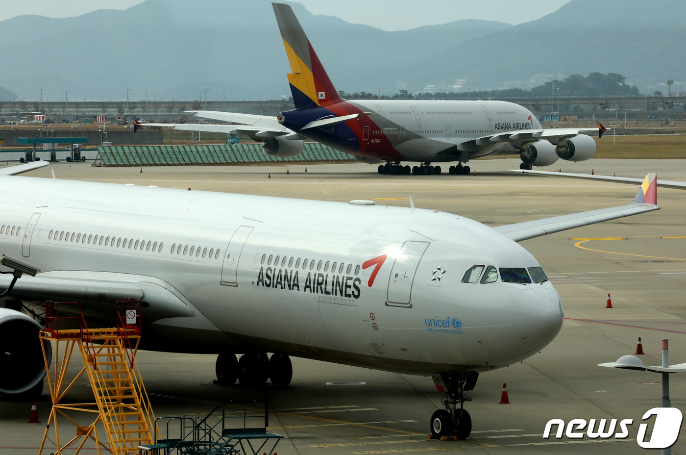 (인천공항=뉴스1) 정진욱 기자 = 아시아나항공이13일과 28일 일본 후쿠오카에서 인천으로 오는 임시편을 운항한다고 12일 밝혔다. 코로나19 확산으로 일본이 3월 외국인 입국제한 …