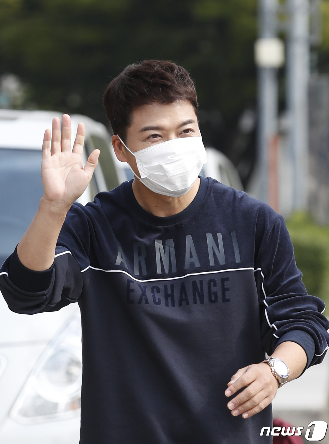 (서울=뉴스1) 권현진 기자 = 방송인 전현무가 12일 서울 영등포구 여의도 KBS 본관에서 열린 라디오 ‘박명수의 라디오쇼’ 녹화에 참석하며 인사를 하고 있다. 2020.10.1 …