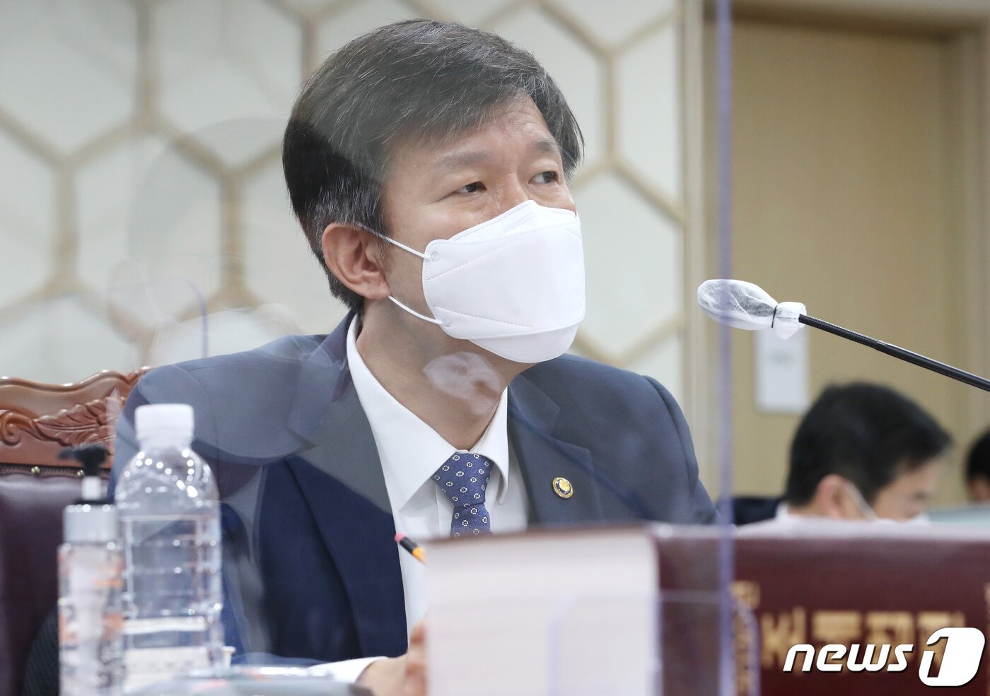 본문 이미지 - 김대지 국세청장이 12일 정부세종2청사에서 열린 국회 기획재정위원회의 국세청에 대한 국정감사에서 위원 질의에 답변하고 있다. 2020.10.12/뉴스1 ⓒ News1 장수영 기자