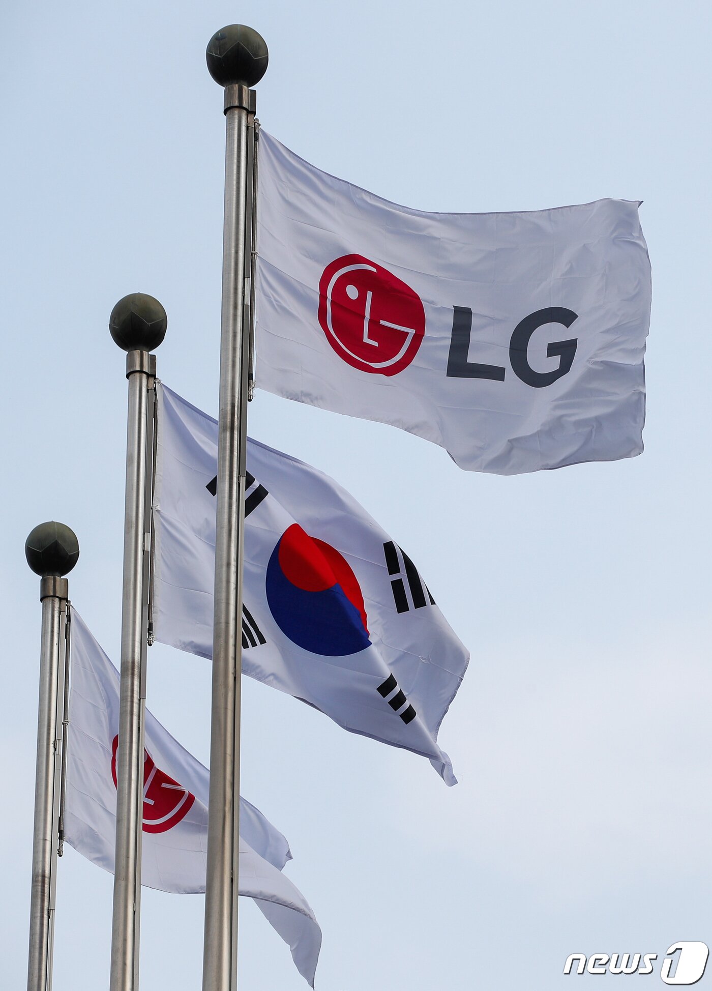 본문 이미지 - 사진은 12일 LG화학 본사가 입주해있는 서울 여의도 LG트윈타워. 2020.10.12/뉴스1 ⓒ News1 안은나 기자