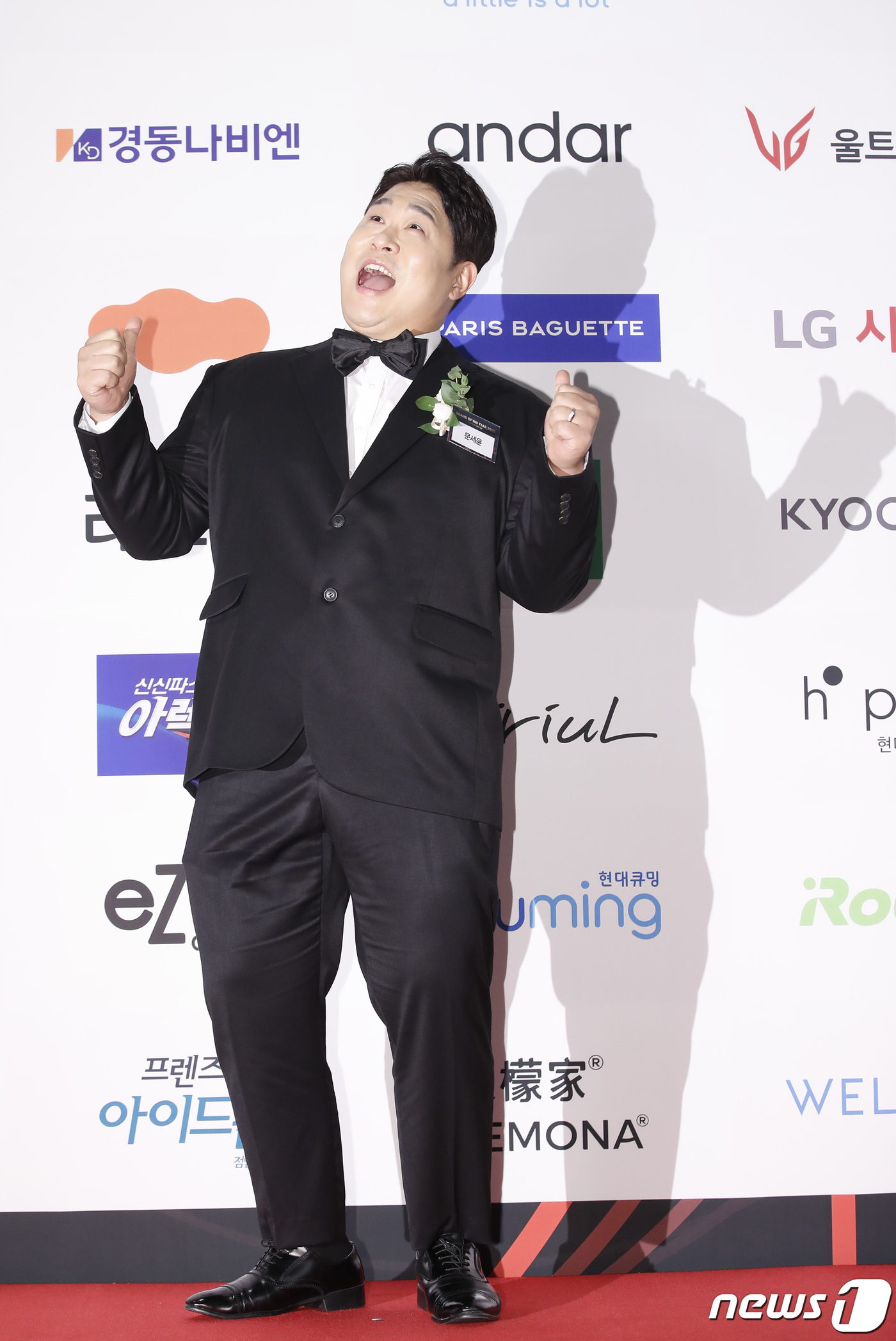 (서울=뉴스1) 권현진 기자 = 개그맨 문세윤이 12일 오후 서울 중구 신라호텔에서 열린 ‘2020 올해의 브랜드 대상’ 시상식에 참석해 포즈를 취하고 있다. 2020.10.12/ …