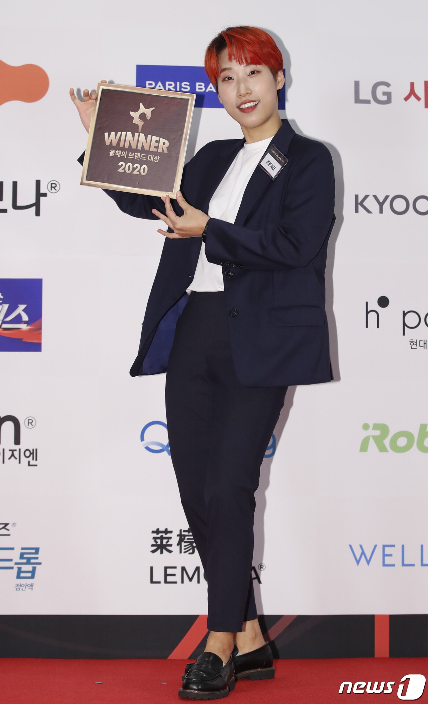 본문 이미지 - 재재가 12일 오후 서울 중구 신라호텔에서 열린 ‘2020 올해의 브랜드 대상’ 시상식에 참석해 포즈를 취하고 있다. 2020.10.12/뉴스1 ⓒ News1 권현진 기자