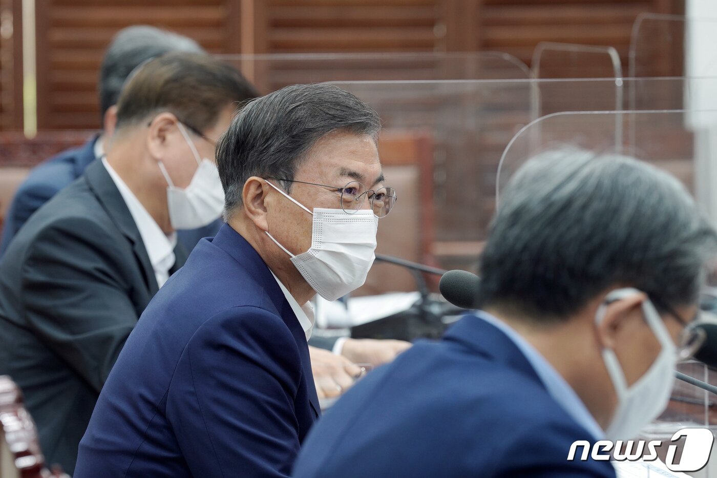 본문 이미지 - 12일 오전 청와대 여민관 소회의실에서 열린 WTO 사무총장 선거 지원 회의에서 유명희 산업통상자원부 통상교섭본부장이 발언하고 있다. (청와대 제공) 2020.10.12/뉴스1