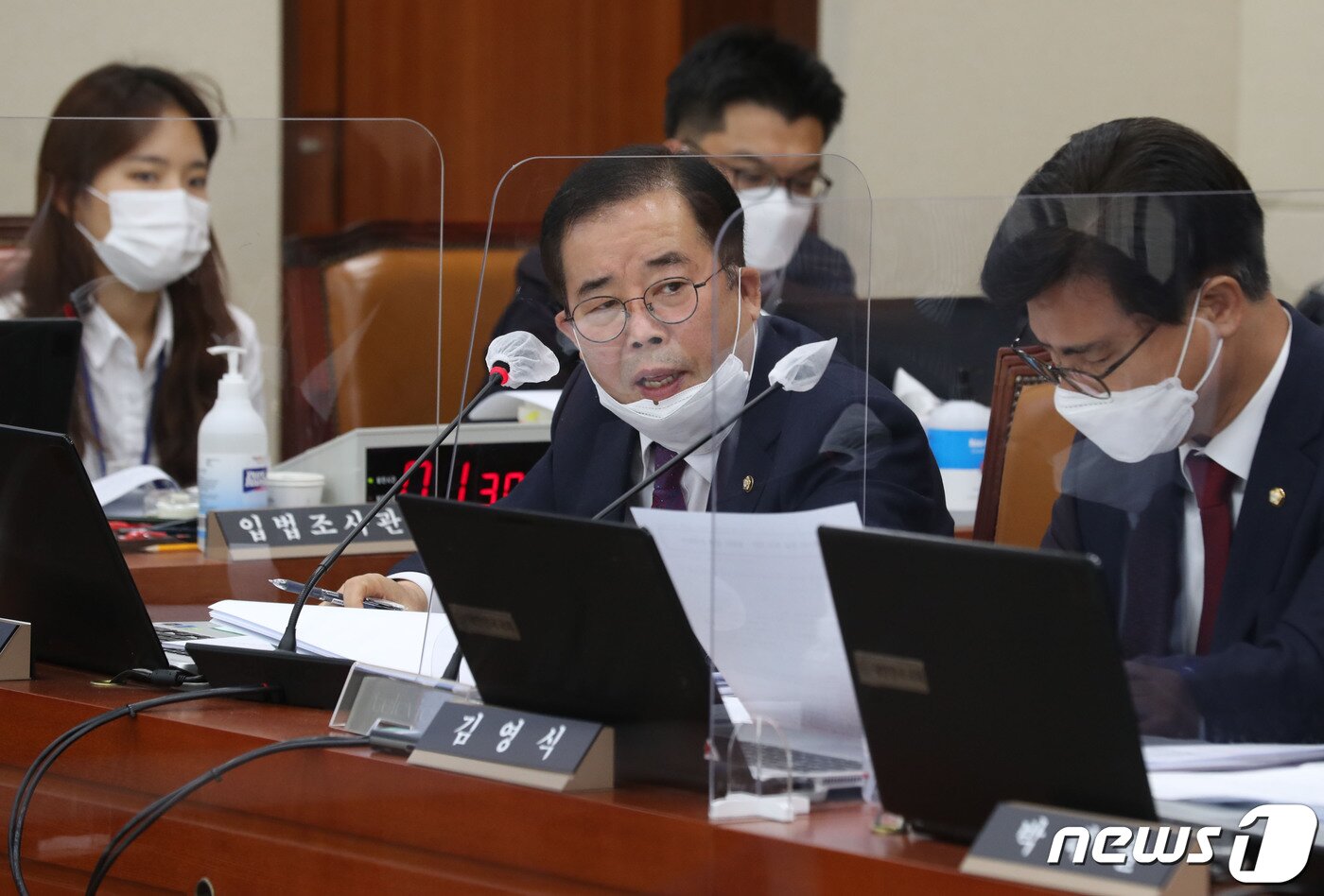 본문 이미지 - 박성중 의원(국민의힘)은 지난해 12월 "국민은 코로나 고통으로 절규하는데 방통위의 재허가 기준 점수에 미달한 KBS가 수신료를 인상하겠다고 한다"고 비판했다. 2020.10.12/뉴스1 ⓒ News1 박세연 기자