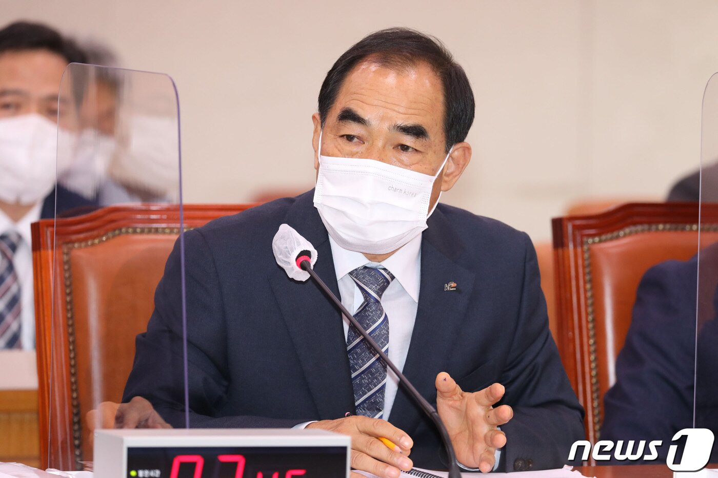본문 이미지 - 김인식 한국농어촌공사 사장이 12일 서울 여의도 국회에서 열린 농림축산식품해양수산위원회의 한국농어촌공사 등에 대한 국정감사에서 의원들의 질의에 답하고 있다. 2020.10.12/뉴스1 ⓒ News1 박세연 기자