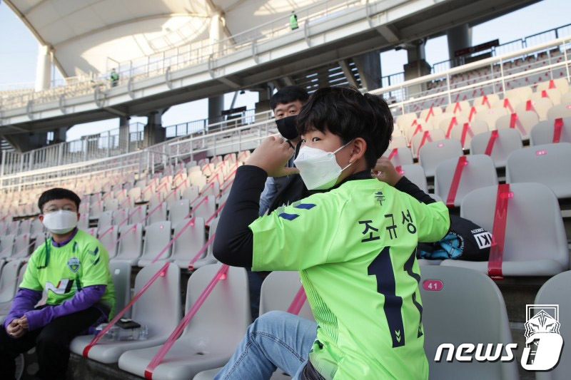 (서울=뉴스1) = 12일 오후 경기도 고양시 고양종합운동장에서 열린 '2020 하나은행컵 축구국가대표팀과 올림픽대표팀 친선경기' 2차전 경기를 찾은 한 관중이 올림픽대표팀 조규성 …