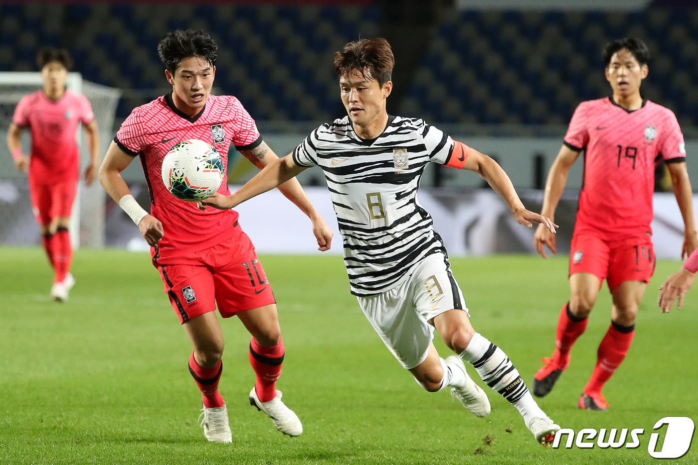 (고양=뉴스1) 민경석 기자 = 국가대표팀 주세종이 12일 오후 경기도 고양시 고양종합운동장에서 열린 '2020 하나은행컵 축구국가대표팀과 올림픽대표팀 친선경기' 2차전 경기에서 …