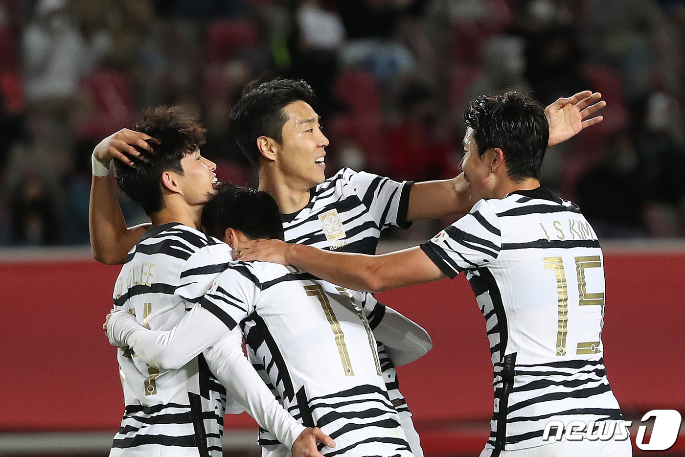 (고양=뉴스1) 민경석 기자 = 축구국가대표팀 이동경이 12일 오후 경기도 고양시 고양종합운동장에서 열린 '2020 하나은행컵 축구국가대표팀과 올림픽대표팀 친선경기' 2차전 경기에 …