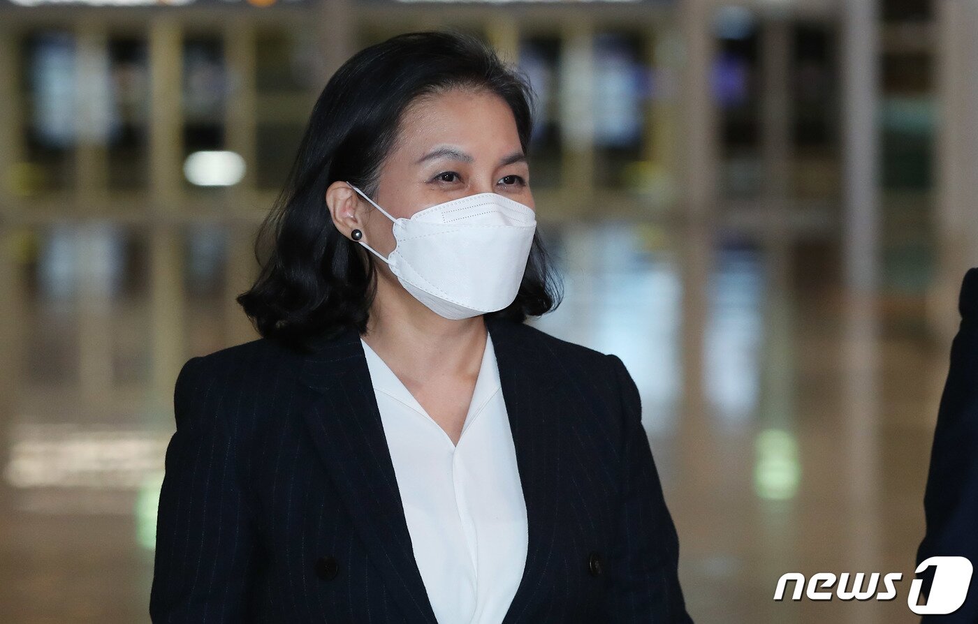 본문 이미지 - 유명희 산업통상자원부 통상교섭본부장이 세계무역기구(WTO) 차기 사무총장 선출 최종 라운드의 회원국 간 협의(Consultation) 절차에 대비해 13일 새벽 인천국제공항을 통해 출국하고 있다. 차기 WTO 사무총장 선거는 총 8명의 후보자중 1~2라운드를 거치는 동안 6명이 탈락하고 유명희 본부장과 응고지 오콘조-이웰라(Ngozi Okonjo-Iweala) 나이지리아 전 재무장관이 경합을 벌이고 있다. 2020.10.13/뉴스1 ⓒ News1 박정호 기자