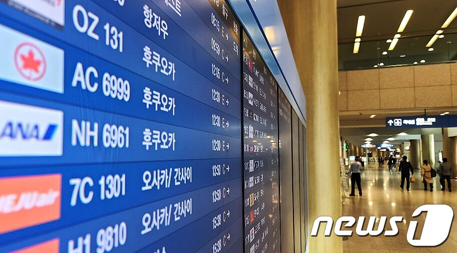 본문 이미지 - 아시아나항공이13일과 28일 일본 후쿠오카에서 인천으로 오는 임시편을 운항한다. 코로나19 확산으로 일본이 3월 외국인 입국제한을 한 뒤, 국적 항공기가 후쿠오카 노선을 운항하는 것은 7개월 만이다. 사진은 13일 오전 인천국제공항공사 1터미널의 모습.2020.10.13/뉴스1 ⓒ News1 정진욱 기자