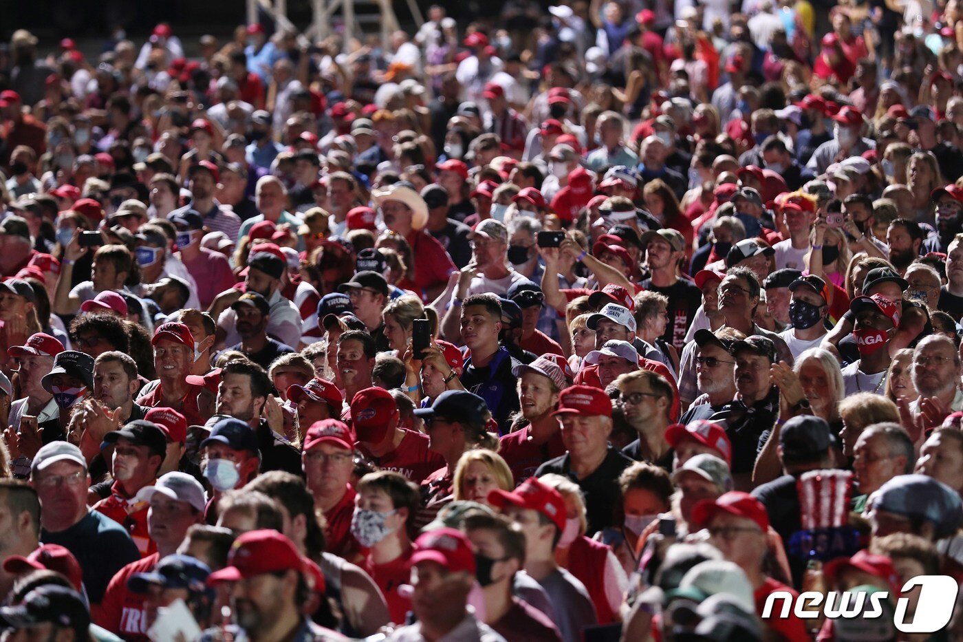 본문 이미지 - 지난해 10월 플로리다주 샌퍼드 국제공항에서 열린 도널드 트럼프 미국 대통령의 선거집회에서 지지자들이 거리두기는 물론 마스크도 쓰지 않고 있다. ⓒ AFP=뉴스1 ⓒ News1 우동명 기자