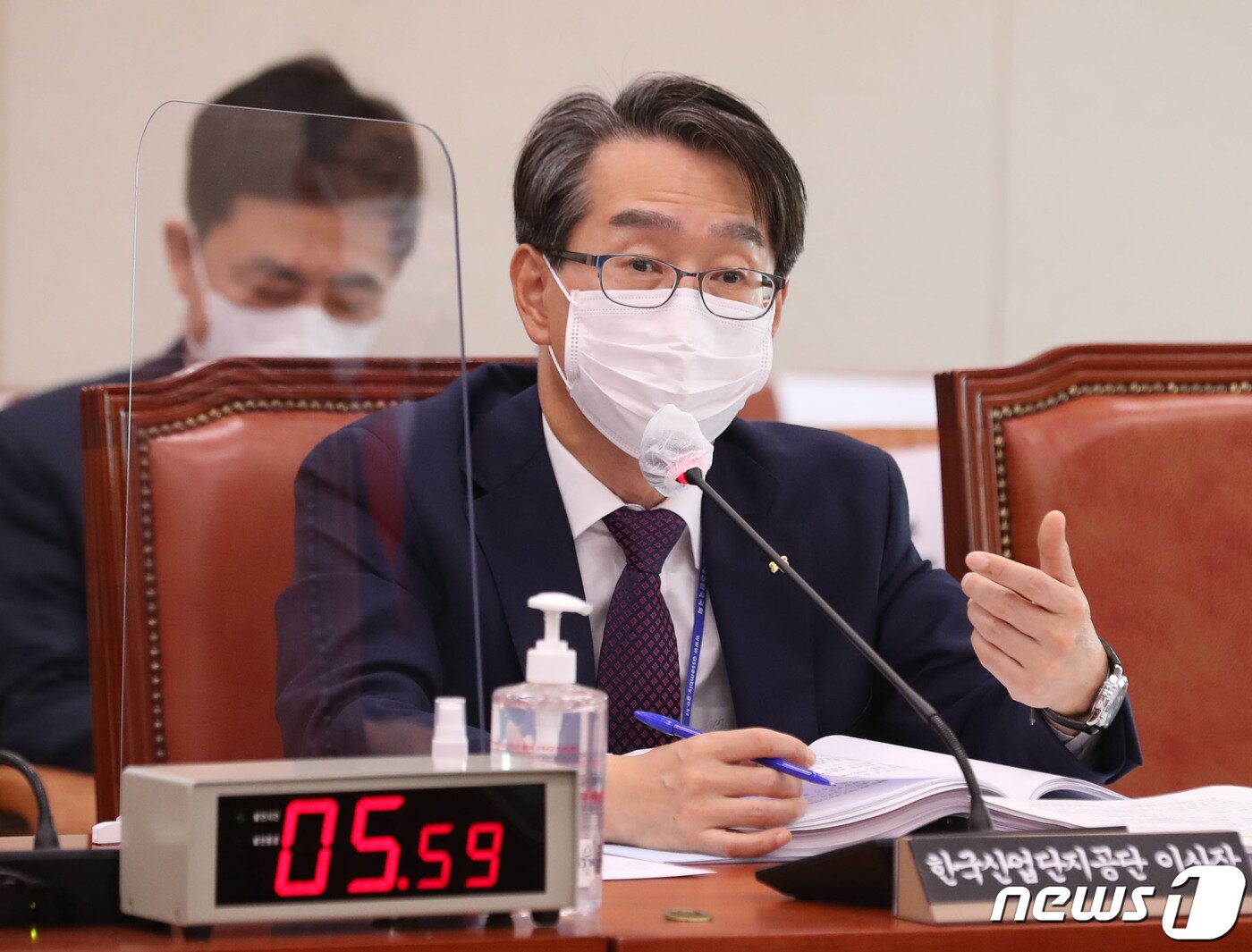 본문 이미지 - 김정환 한국산업단지공단 이사장이 13일 서울 여의도 국회에서 열린 산업통상자원중소벤처기업위원회 국정감사에서 의원들의 질의에 답변하고 있다. 2020.10.13/뉴스1 ⓒ News1 박세연 기자