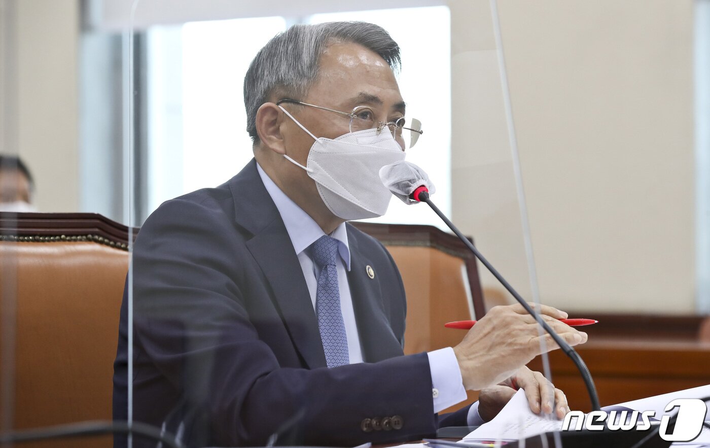 본문 이미지 - 모종화 병무청장이 13일 오전 서울 여의도 국회에서 열린 국방위원회의 병무청에 대한 국정감사에서 의원들의 질의에 답하고 있다. 2020.10.13/뉴스1 ⓒ News1 신웅수 기자