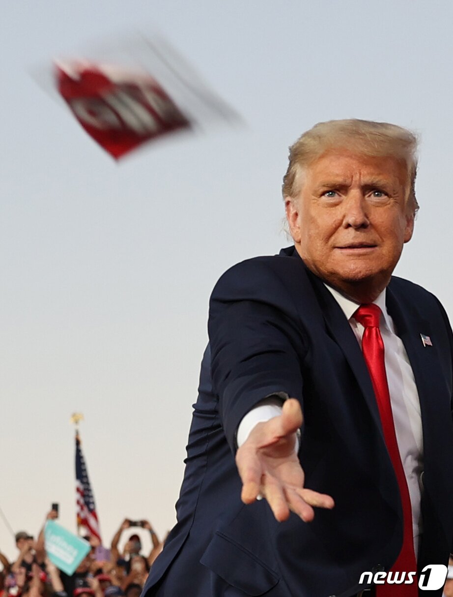 본문 이미지 - 트럼프 대통령이 샌퍼드 공항 집회에서 마스크를 벗어 던지고 있다. ⓒ 로이터=뉴스1 ⓒ News1 우동명 기자