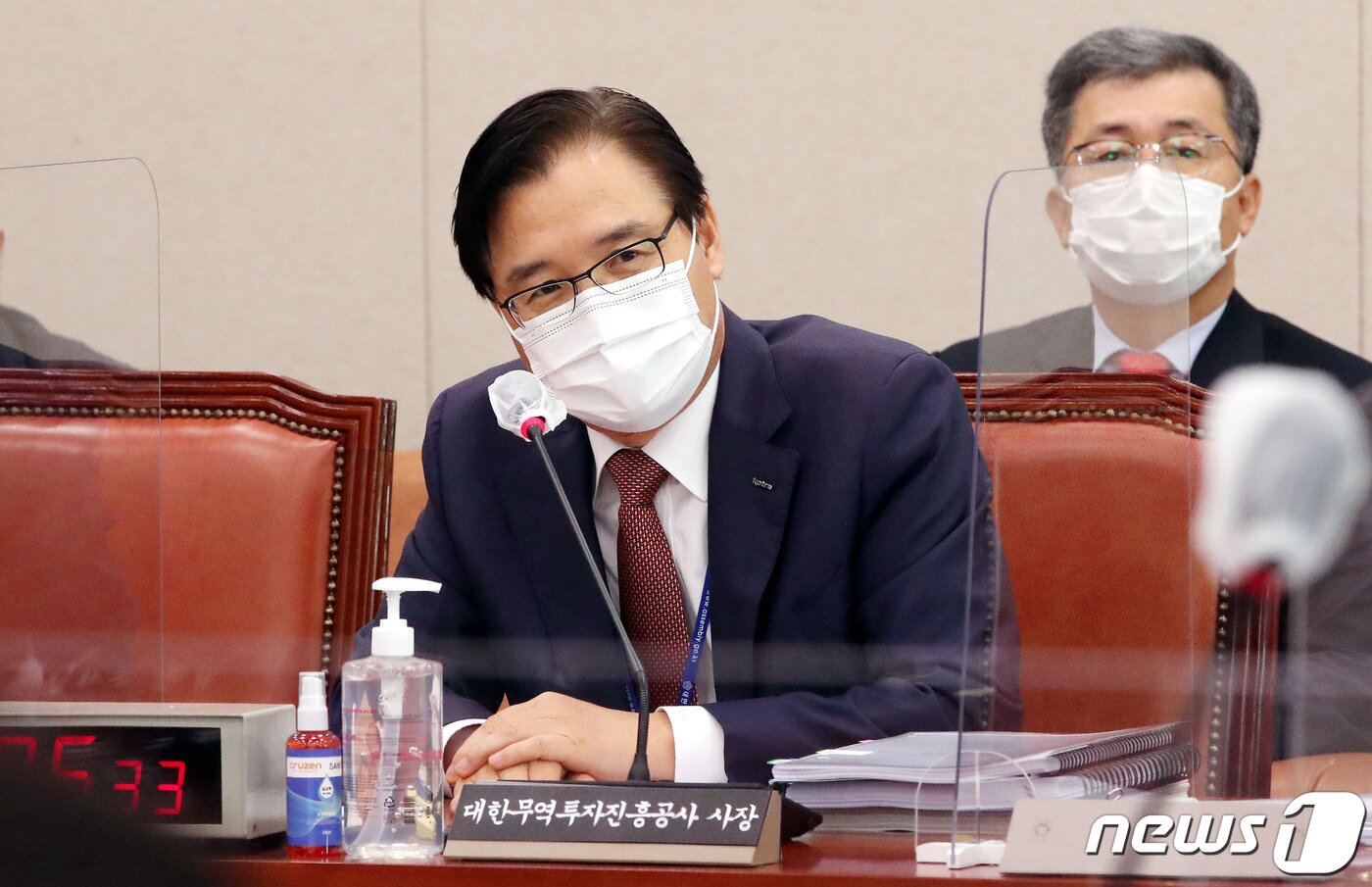 본문 이미지 - 권평오 대한무역투자진흥공사(코트라) 사장이 13일 서울 여의도 국회에서 열린 산업통상자원중소벤처기업위원회의 대한무역투자진흥공사·한국무역보험공사 등에 대한 국정감사에서 발언하고 있다. 2020.10.13/뉴스1 ⓒ News1 박세연 기자