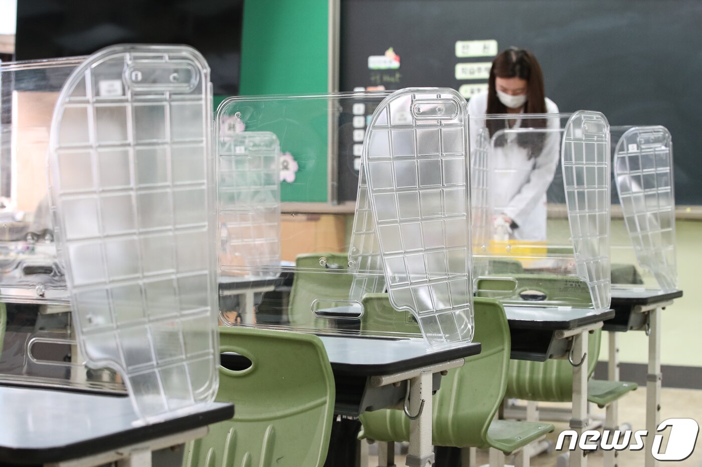 본문 이미지 - 서울 중구의 한 초등학교에 책상에 칸막이가 설치돼 있다./뉴스1 ⓒ News1 이승배 기자