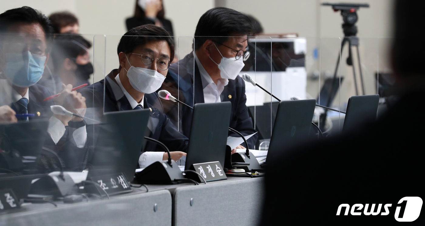 (부산=뉴스1) 여주연 기자 = 장경태 더불어민주당 의원이 13일 오전 부산시청 대회의실에서 열린 2020 국회 국토교통위원회 부산시 국정감사에서 질의하고 있다. 2020.10.1 …