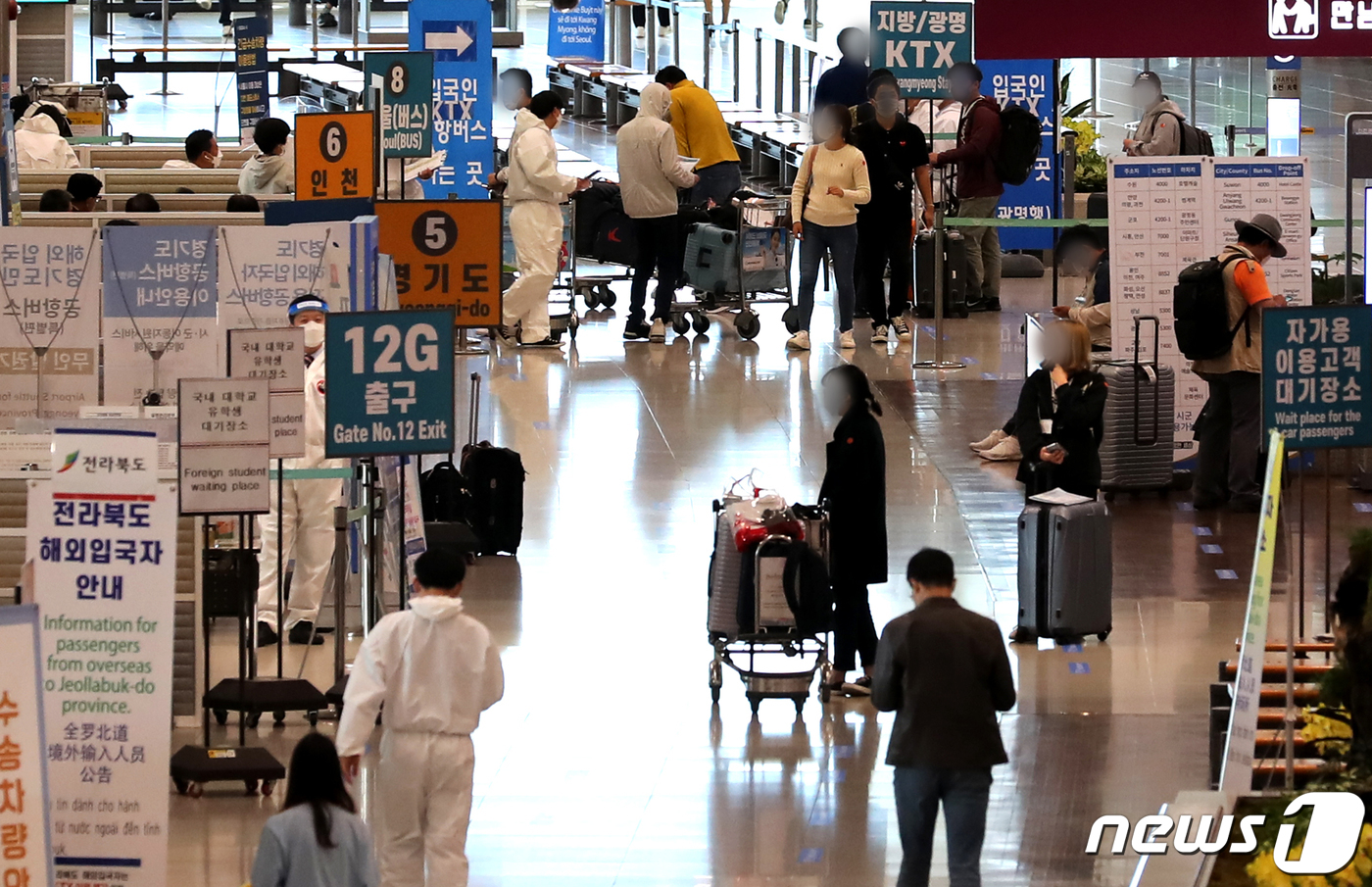 (인천공항=뉴스1) 정진욱 기자 = 아시아나항공이13일과 28일 일본 후쿠오카에서 인천으로 오는 임시편을 운항한다. 코로나19 확산으로 일본이 3월 외국인 입국제한을 한 뒤, 국적 …