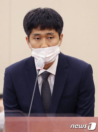 본문 이미지 - 김재현 당근마켓 대표가 지난해 10월13일 오후 서울 여의도 국회에서 열린 보건복지위원회의 식품의약품안전처 등에 대한 국정감사에 김성주 더불어민주당 의원의 질의에 답변하고 있다. ⓒ News1 신웅수 기자