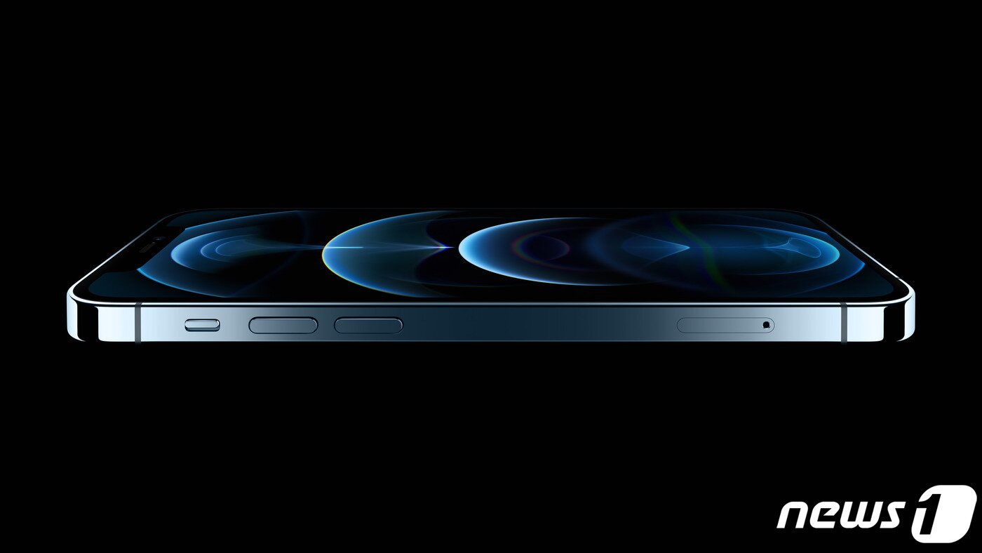 본문 이미지 - 애플이 13일(현지시간) 5G 스마트폰인 아이폰12를 공개했다. 사진은 아이폰12 프로 퍼시픽 블루 ⓒ 뉴스1