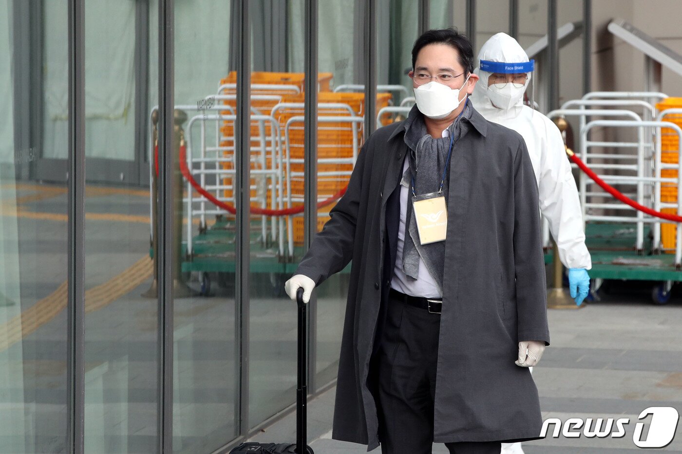 본문 이미지 - 지난해 10월 14일 유럽 출장을 마치고 귀국한 이재용 삼성전자 부회장이 신종 코로나바이러스 감염증(코로나19) 검사를 받기 위해 경기도 김포시 호텔마리나베이 서울에 마련된 임시생활시설로 들어가고 있다. 2020.10.14/뉴스1 ⓒ News1 이광호 기자