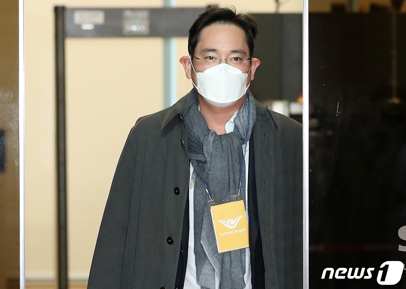 본문 이미지 - 유럽 출장을 마친 이재용 삼성전자 부회장이 2020년 10월 14일 오전 서울 김포비즈니스항공센터(SGBAC)를 통해 귀국하는 모습/뉴스1 ⓒ News1