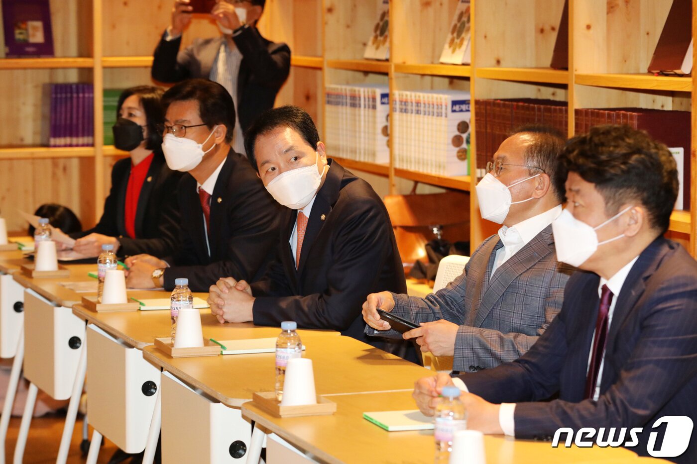 본문 이미지 - 성일종 국민의힘 의원을 비롯한 포털공정대책특별위원회 위원들이 14일 오전 경기도 성남시 분당구 네이버 본사를 방문해 쇼핑 ·뉴스 검색 알고리즘 조작 의혹에 대한 간담회를 위해 착석하고 있다. ⓒ News1 조태형 기자