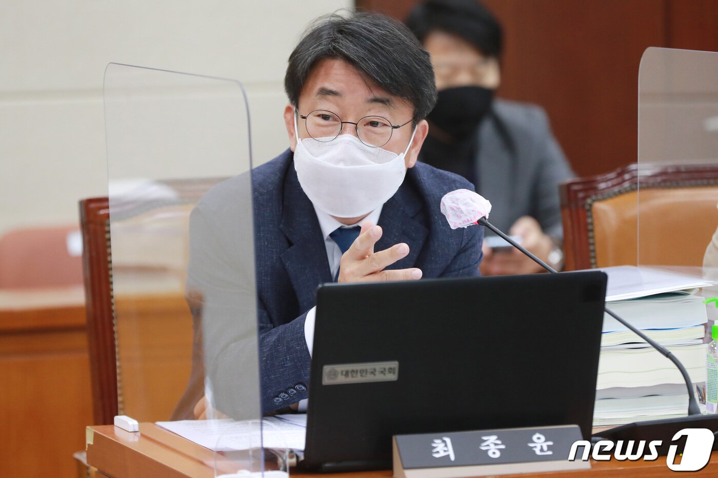 본문 이미지 - 최종윤 더불어민주당 의원이 14일 서울 여의도 국회에서 열린 보건복지위원회의 국민연금공단에 대한 국정감사에서 질의를 하고 있다. 2020.10.14/뉴스1 ⓒ News1 신웅수 기자