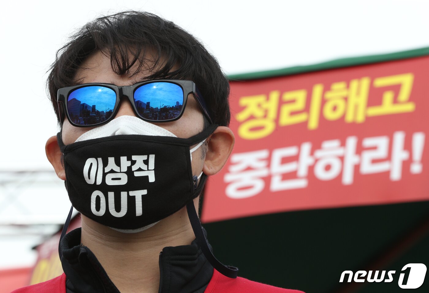 본문 이미지 - 서울 여의도 국회 앞에서 민주노총 공공운수노조 조합원들이 이스타항공 정리해고 철회 촉구 단식투쟁 돌입 기자회견을 하고 있다.2020.10.14/뉴스1 ⓒ News1 신웅수 기자