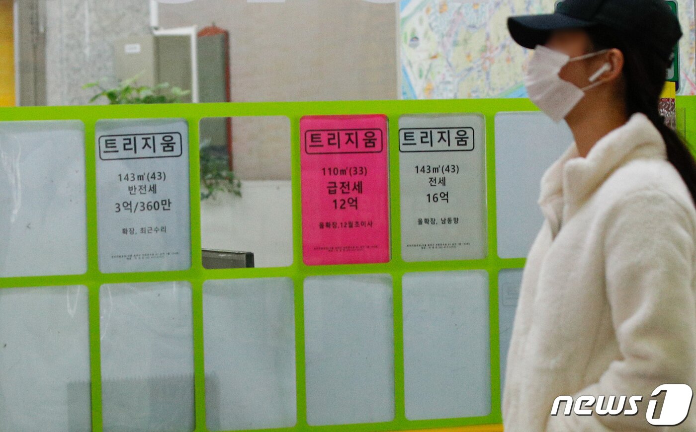 본문 이미지 - 서울시내 부동산 공인중개업소에 매물 정보가 붙어있다.(뉴스1 자료사진)ⓒ News1 안은나 기자