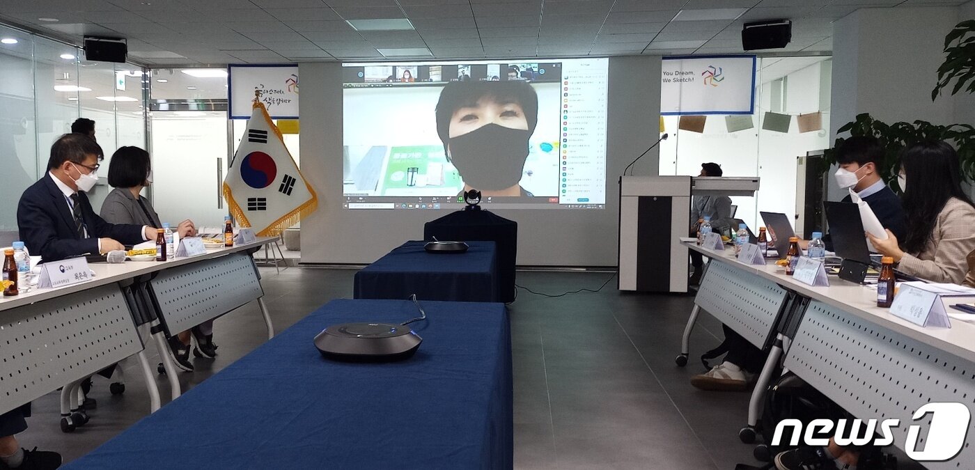 본문 이미지 - 14일 세종 중앙취업지원센터에서 열린 시도교육청 성과 공유 간담회에서 서울시교육청 관계자가 화상으로 직업계고 학생 취업 지원 활동을 설명하고 있다. ⓒ 뉴스1