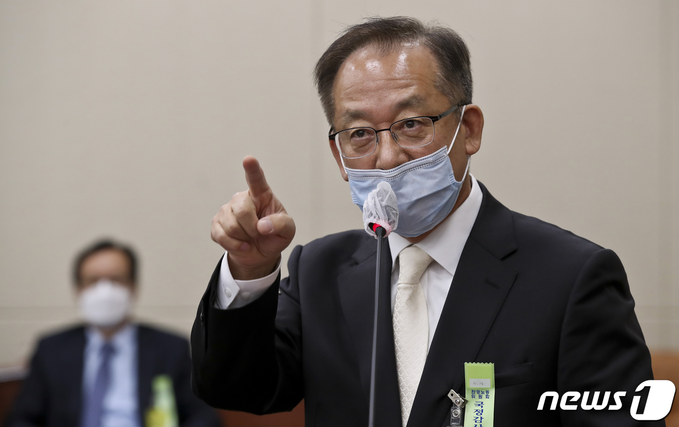 (서울=뉴스1) 국회사진취재단 = 이창석 서울여대 교수가 14일 오후 서울 여의도 국회에서 열린 환경노동위원회의 중앙환경분쟁조정위원회 등에 대한 국정감사에서 의원들 질의에 답변하고 …