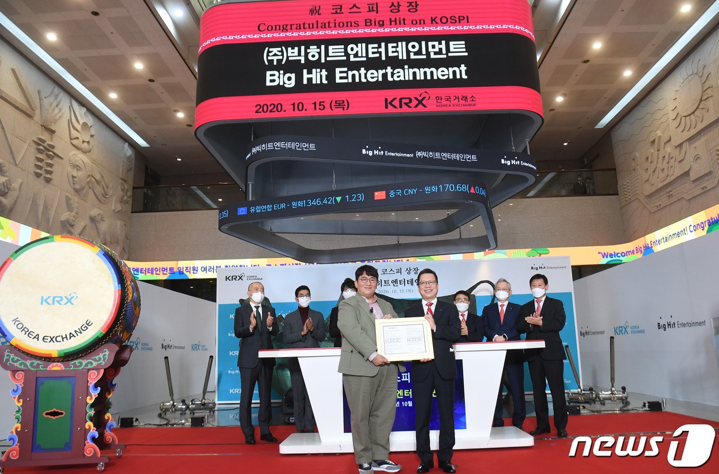 본문 이미지 - 방시혁 빅히트 엔터테인먼트 의장과 정지원 전 한국거래소 이사장이 15일 서울 여의도 한국거래소 1층 로비에서 열린 빅히트엔터테인먼트 상장 기념식에서 기념촬영을 하고 있다. 2020.10.15/뉴스1 ⓒ News1 사진공동취재단