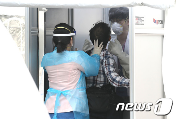 서울 중구 국립중앙의료원에 마련된 선별진료소에서 한 내원객이 코로나19 검사를 받고 있다. © News1 임세영 기자