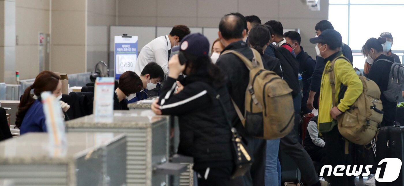 본문 이미지 - 15일 오전 부산 강서구 김해국제공항 국제선 발권창구가 이용객들로 북적이고 있다. 이날 에어부산 부산-칭다오 노선이 반 년만에 재운항에 들어갔다. 2020.10.15/뉴스1 ⓒ News1 여주연 기자
