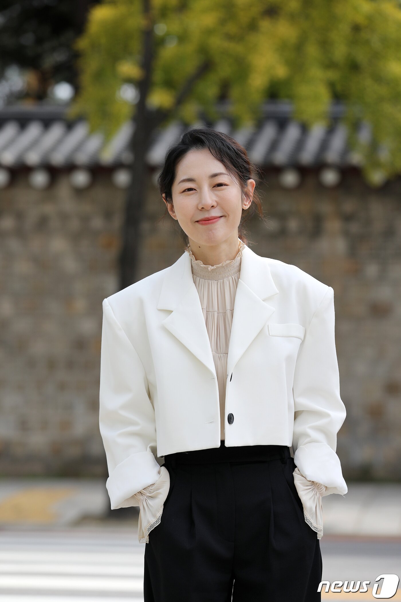 본문 이미지 - 배우 강말금이 15일 서울 종로구 경복궁 인근 카페에서 열린 뉴스1과의 인터뷰에 앞서 포즈를 취하고 있다. 강말금은 최근 종영한 OCN 주말극 '미씽: 그들이 있었다'에 출연해 가슴 절절한 모성애를 섬세하게 표현해내며 호평을 받았다. 2020.10.15/뉴스1 ⓒ News1 김진환 기자