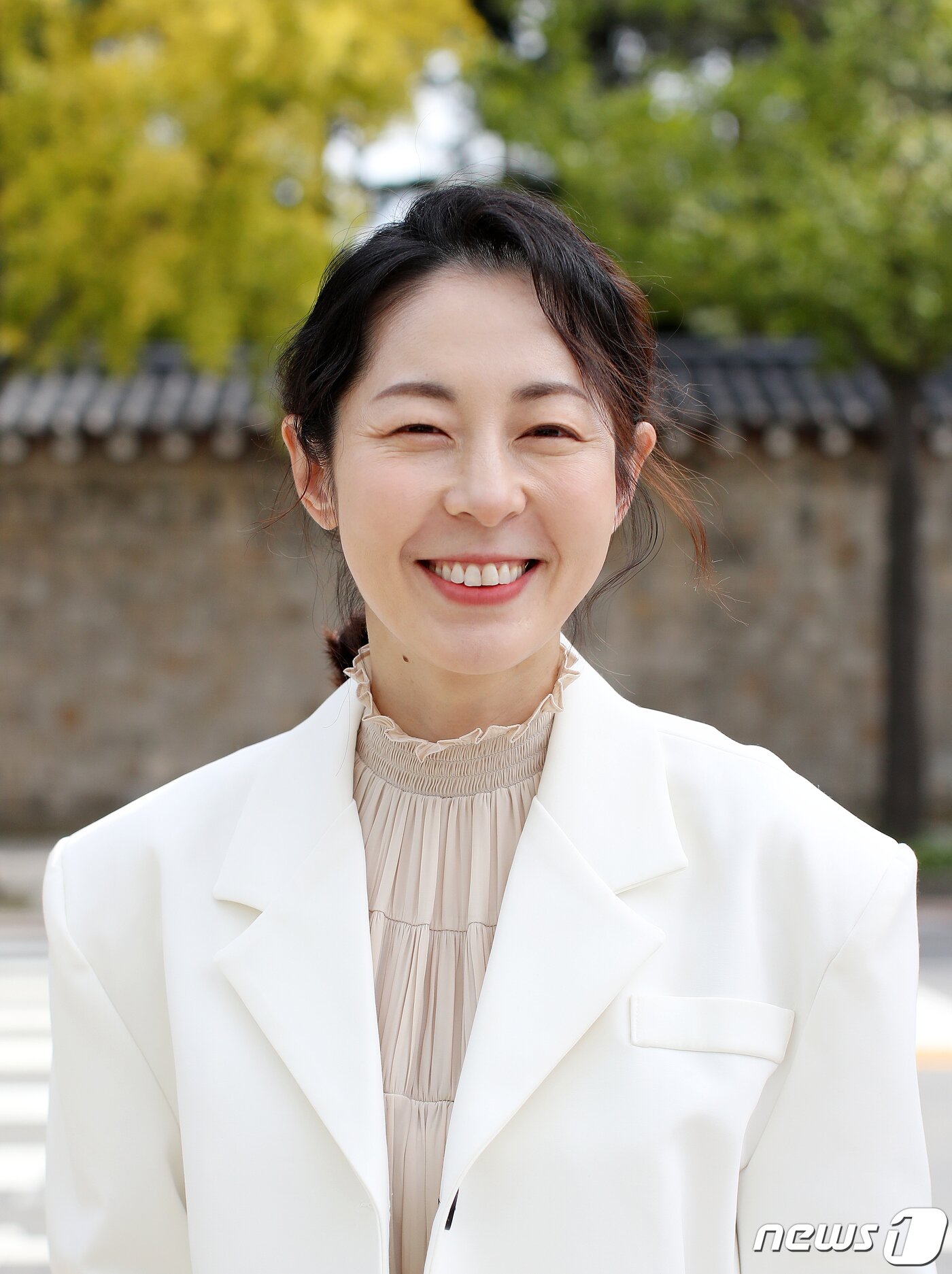 본문 이미지 - 배우 강말금이 15일 서울 종로구 경복궁 인근 카페에서 열린 뉴스1과의 인터뷰에 앞서 포즈를 취하고 있다. 강말금은 최근 종영한 OCN 주말극 '미씽: 그들이 있었다'에 출연해 가슴 절절한 모성애를 섬세하게 표현해내며 호평을 받았다. 2020.10.15/뉴스1 ⓒ News1 김진환 기자