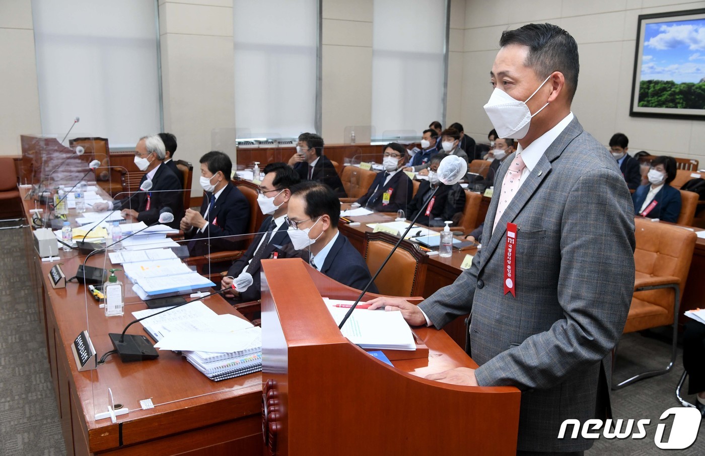 (서울=뉴스1) 신웅수 기자 = 송데이비드호섭 스타벅스코리아 대표가 15일 서울 여의도 국회에서 열린 환경노동위원회의 경제사회노동위원회 등에 대한 국정감사에서 의원들의 질의에 답변 …