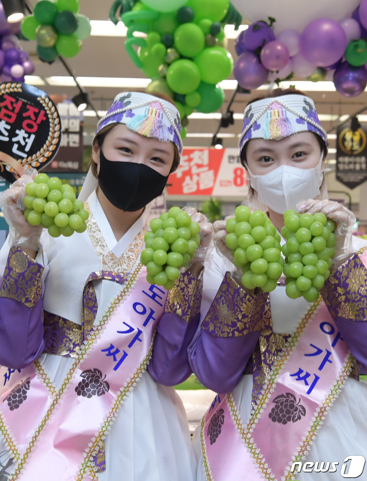 (영천=뉴스1) 정우용 기자 = 15일 롯데마트 울산점에서 열린 '스타영천, 스타 샤인머스켓’'대축제 행사에서 영천포도아가씨들이 영천 포도를 들고 판촉활동을 하고 있다. 영천시는 …
