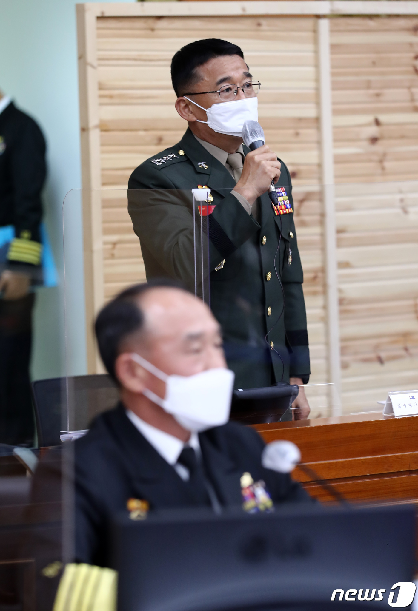 (계룡=뉴스1) 김기태 기자 = 15일 오후 충남 계룡대에서 열린 국회 국방위원회 해군본부에 대한 국정감사에서 이승도 해병대 사령관이 의원 질의에 답변하고 있다. 2020.10.1 …