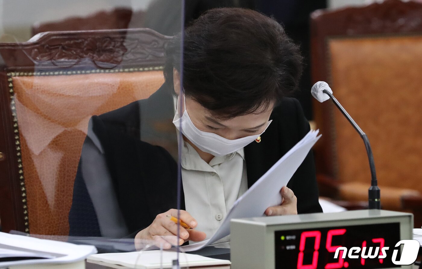 본문 이미지 - 김현미 국토교통부 장관이 16일 정부세종청사에서 열린 국회 국토교통위원회의 국토교통부에 대한 국정감사에서 송석준 국민의힘 의원의 질의에서 나온 가수 나훈아의 '테스형' 노래를 듣고 웃음을 보이고 있다. 2020.10.16/뉴스1 ⓒ News1 장수영 기자
