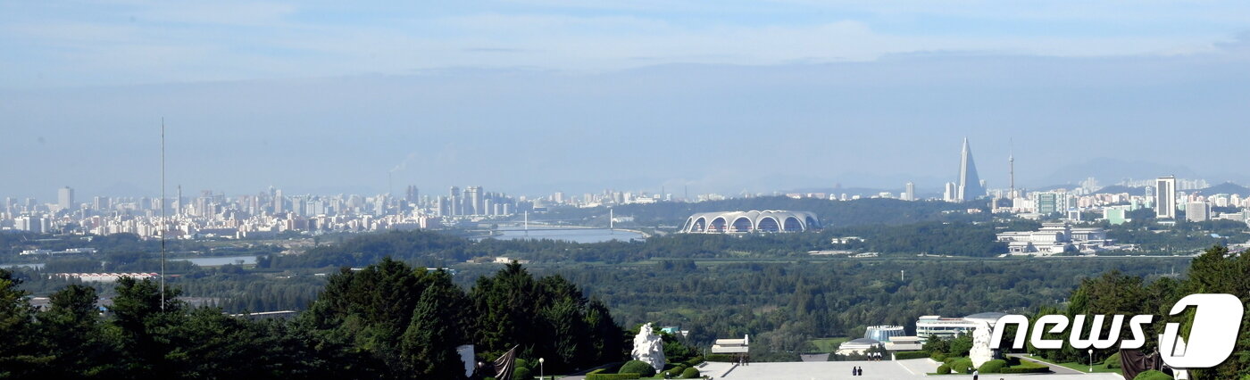 본문 이미지 - (서울=뉴스1) 대성산 주작봉 중턱에서 내려다 본 평양 전경. 중앙에 능라도 5.1경기장이 보이고, 왼쪽부터 오른쪽으로 양각도호텔, 주체사상탑, 고려호텔, 창전거리 고층아파트, 류경호텔 등 현재 평양을 상징하는 건물들이 한 눈에 들어온다. 아주 맑은 날에는 뒤쪽으로 희미하게 보이는 용악산까지 시야에 들어온다. (미디어한국학 제공) 2020.10.17./뉴스1 photo@news1.kr