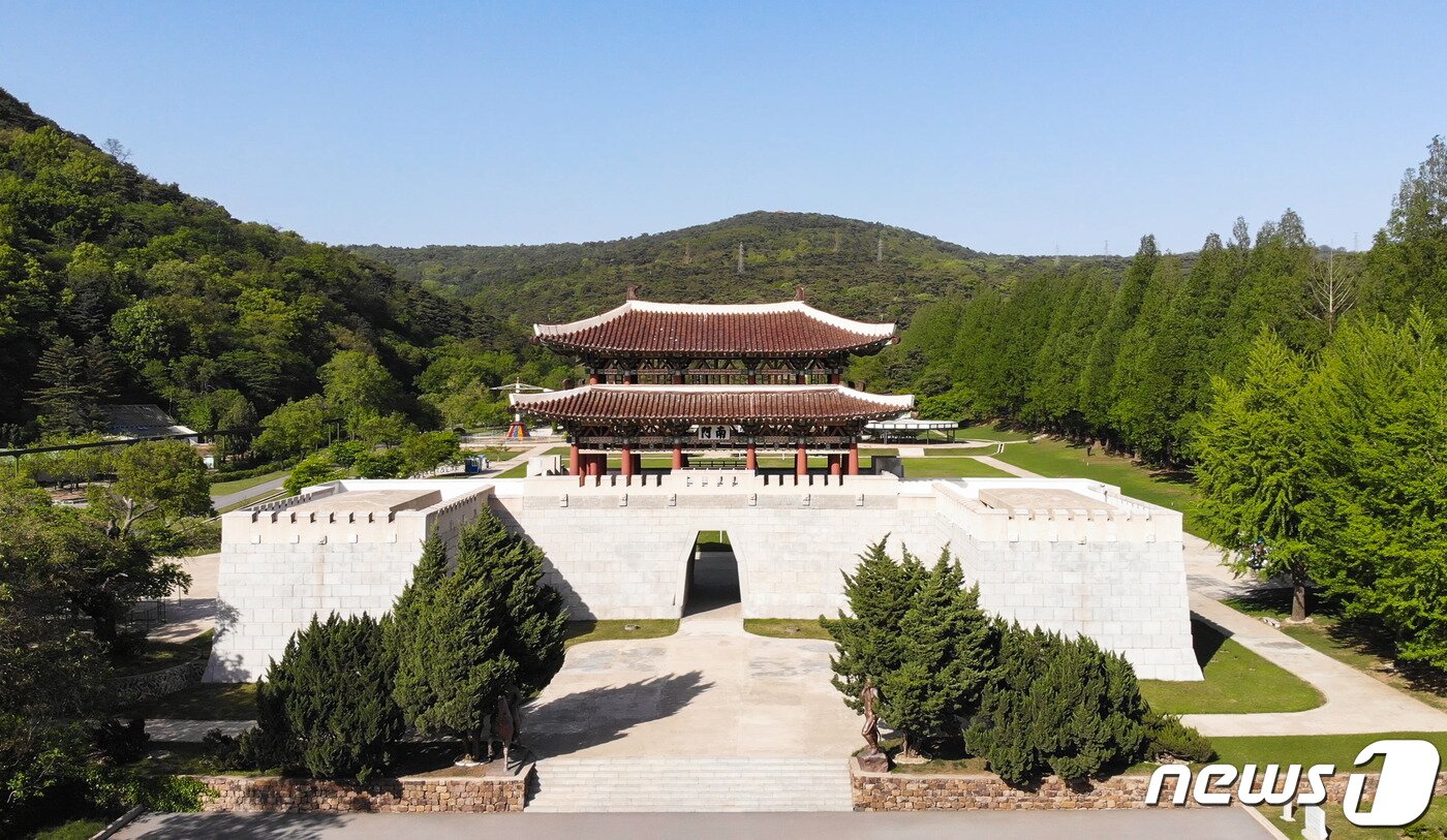 본문 이미지 - (서울=뉴스1) 대성산성 남문 전경. 고구려가 대성산성을 쌓으면서 정문으로 건설했지만 6.25전쟁 때 파괴되어 현재의 모습은 1978년에 복원한 것이다. 왼쪽에 대성산유원지가 조성돼 있고, 뒤쪽으로 장수봉과 장수봉 정상에 세워진 장수각이 보인다. 대성산성 남문은 국보유적 제10호 지정돼 있다.(미디어한국학 제공) 2020.10.17./뉴스1 photo@news1.kr