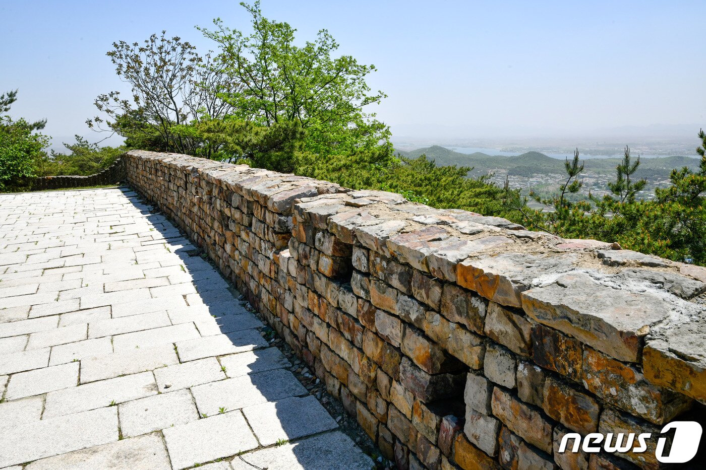 본문 이미지 - (서울=뉴스1) 대성산 소문봉에 남아 있는 대성산성 성벽 안쪽 전경. (미디어한국학 제공) 2020.10.17./뉴스1 photo@news1.kr