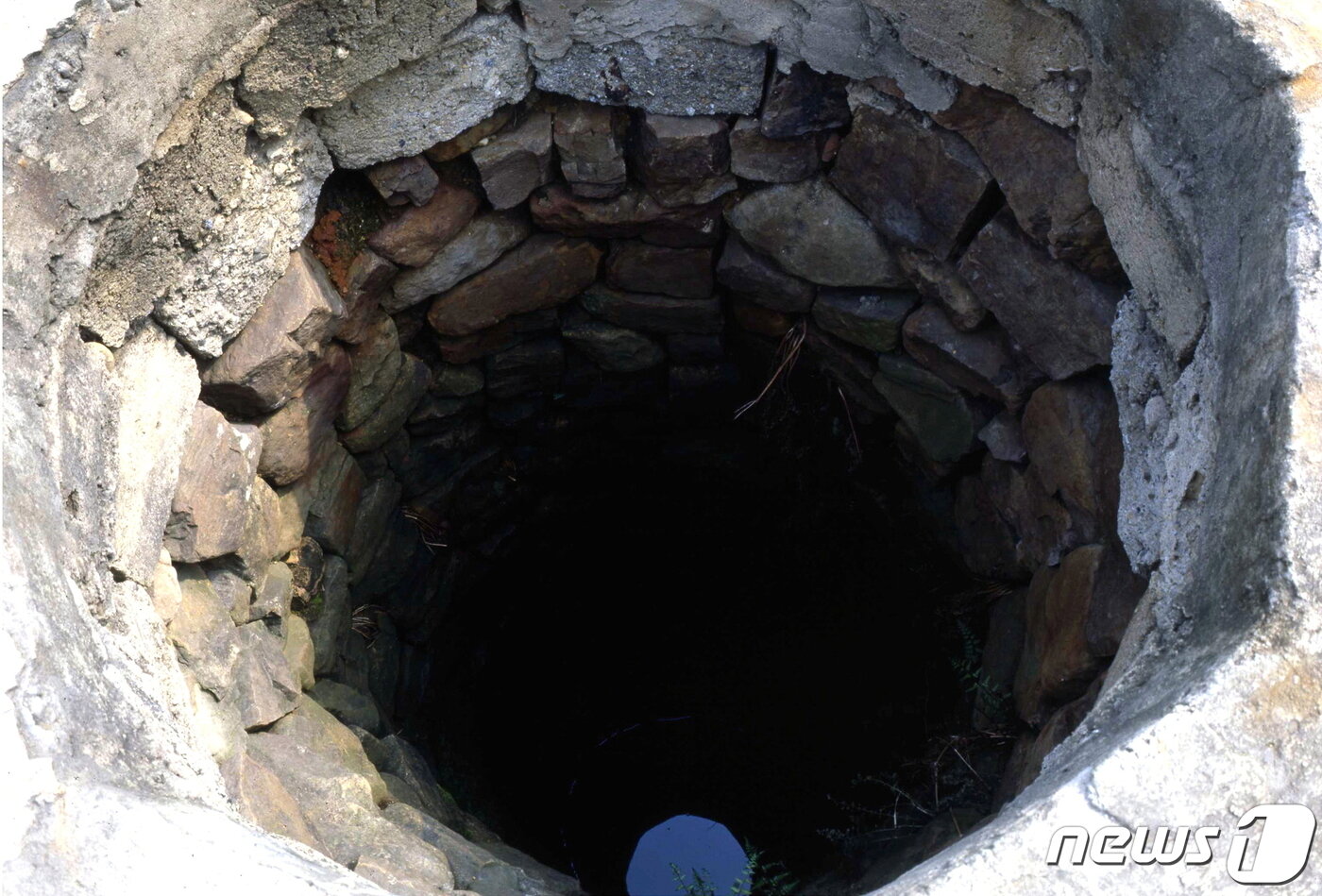 본문 이미지 - (서울=뉴스1) 안학궁 아래에 있는 고산동우물의 안쪽 모습. 안학궁을 건설할 때 판 우물로 국보유적 제172호로 지정돼 있다. (미디어한국학 제공) 2020.10.17./뉴스1 photo@news1.kr