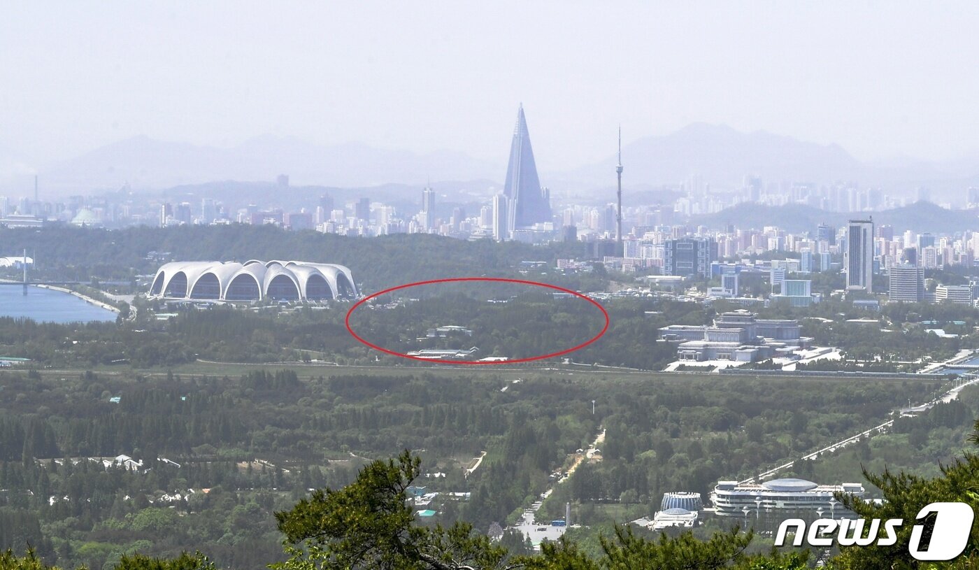 본문 이미지 - (서울=뉴스1) 대성산 주작봉에서 내려다본 청암동성 자리(원형 표시지역). 현재 김일성종합대학의 동쪽에 있으며, 금수산기념궁전의 남쪽부터 대동강변에 걸쳐 동서 길이 약 1.2km, 남북 길이 500m 가량으로 둘레가 약 3.5km 가량 되는 것으로 조사됐다. (미디어한국학 제공) 2020.10.17./뉴스1 photo@news1.kr